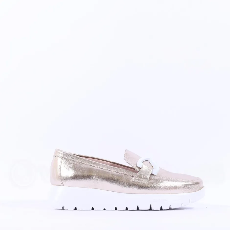 Women Wonders Aura Infinity Link Slip On - Gold Leather